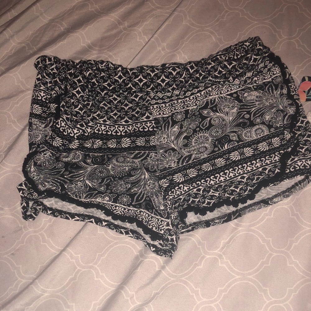 Flower pattern lace shorts